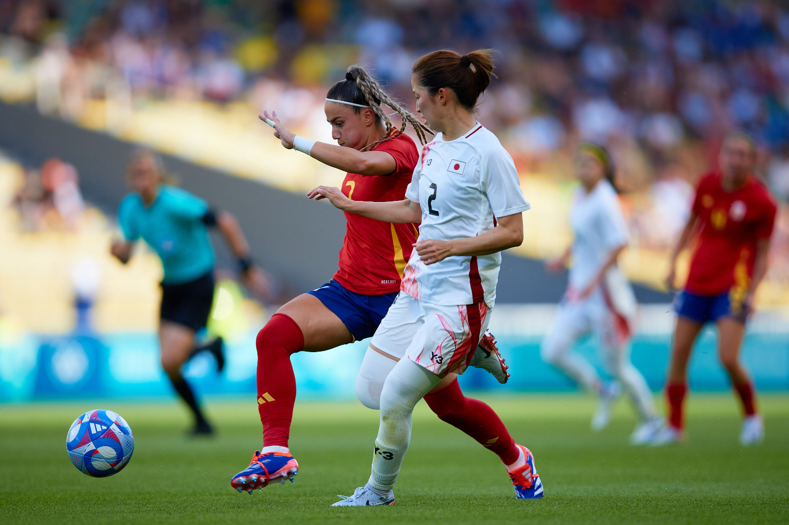 Tây Ban Nha (áo đỏ) thi đấu lấn lướt Nhật Bản ở lượt ra quân bảng C bóng đá nữ Olympic 2024. Ảnh: SEFF