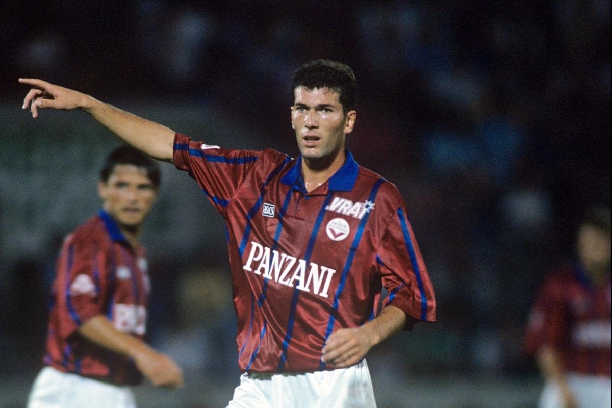 Zidane (giữa) chơi cho Bordeaux giai đoạn 1992-1996. Ảnh: LEquipe