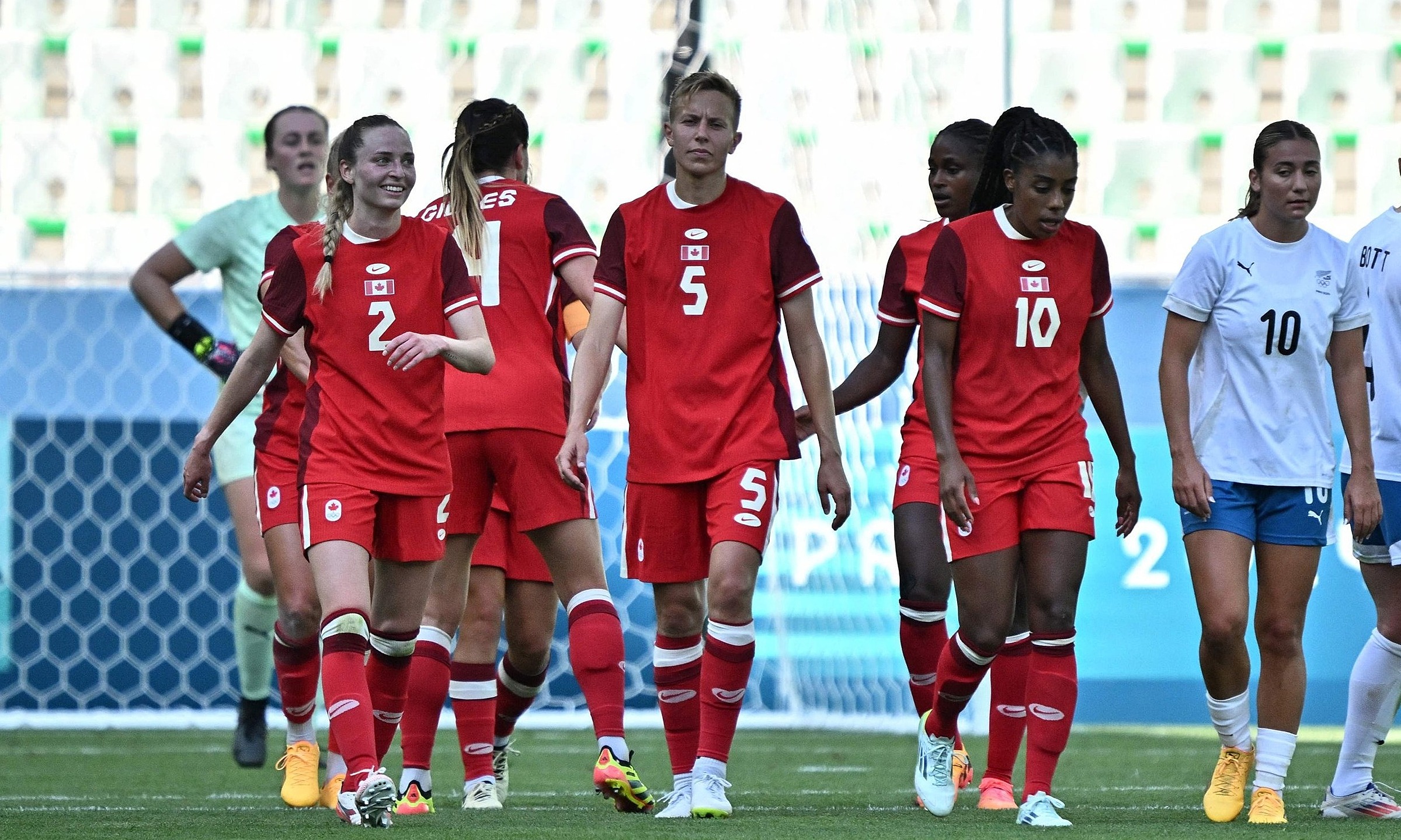 Các cầu thủ Canada (áo đỏ) mừng sau trận thắng New Zealand 2-1 ở lượt mở màn bảng A bóng đá nữ Olympic Paris 2024 trên sân Geoffroy-Guichard, Saint Étiene ngày 25/7. Ảnh: AFP