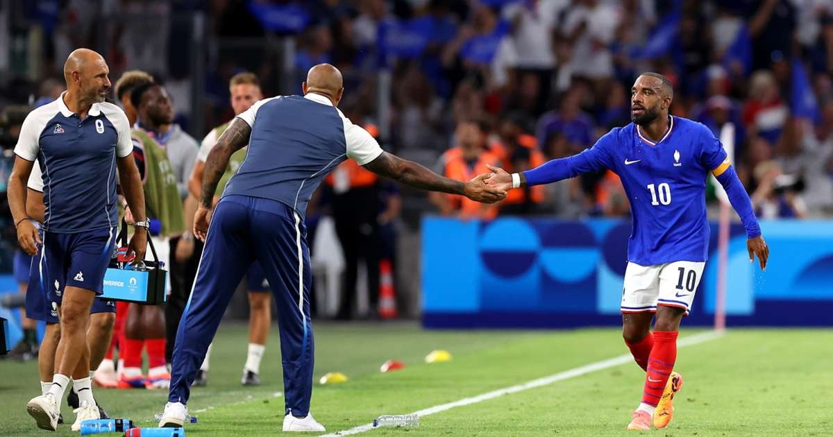 Lacazette bắt tay HLV Thierry Henry trong trận Pháp - Mỹ ở vòng bảng bóng đá nam Olympic 2024, tối 24/7. Ảnh: AP