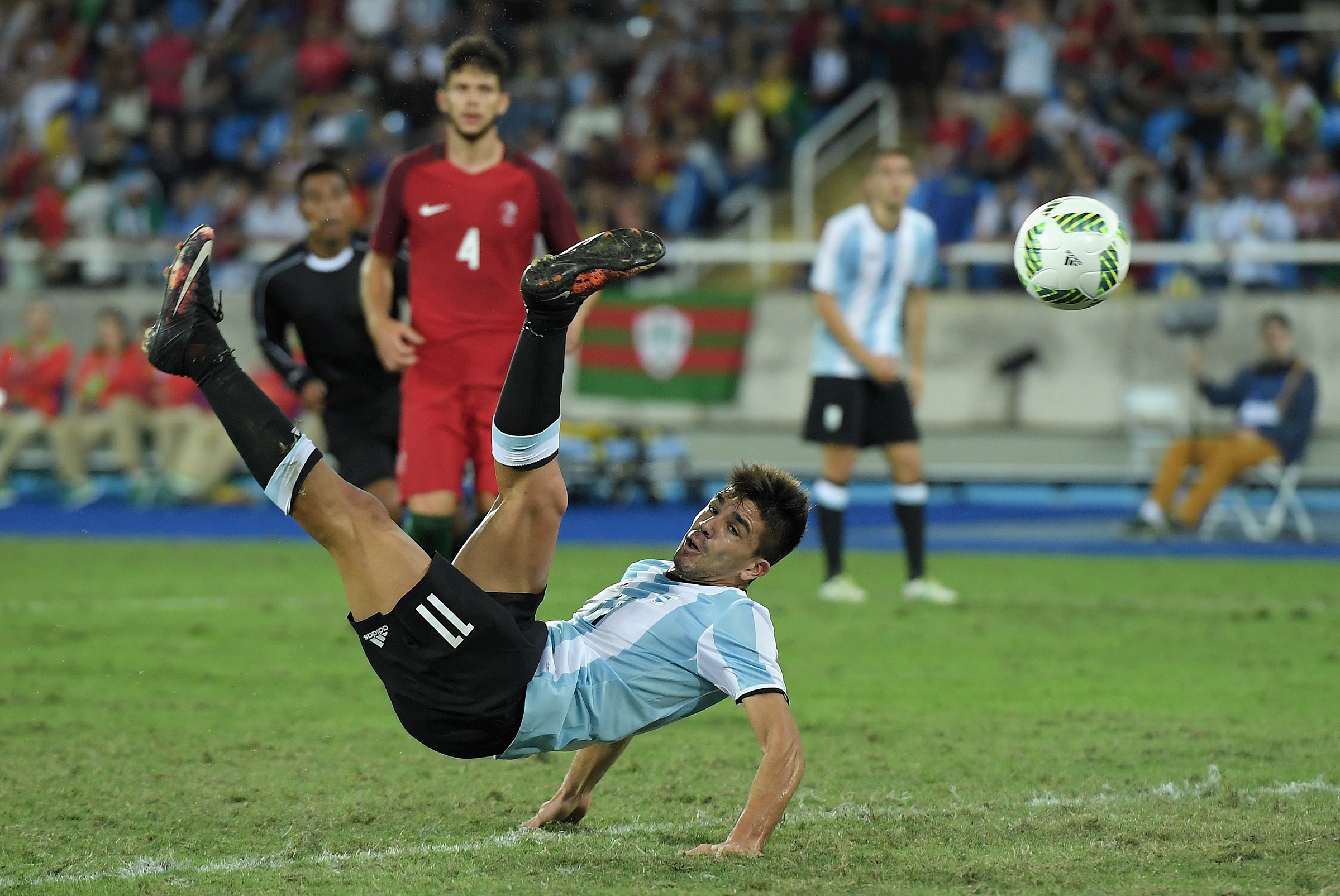 Giovanni Simeone (số 11) trong trận Argentina thua Bồ Đào Nha 0-2 ở Olympic Rio 2016. Ảnh: AFP