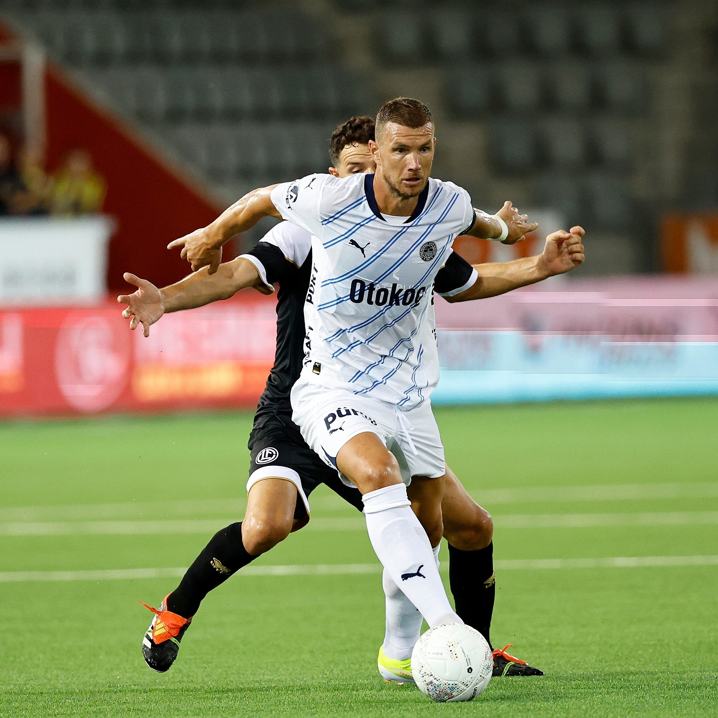 Dzeko đi bóng trong trận thắng thắng Lugano 4-3  trên sân Stockhorn, Thun, Thụy Sĩ ngày 23/7. Ảnh: Fenerbahce SK