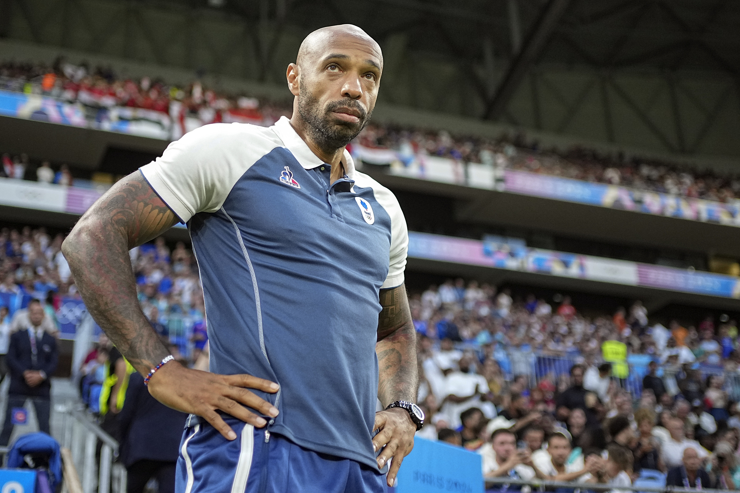 Thierry Henry vẫy tay chào người hâm mộ khi mừng chiến thắng trước Ai Cập ở bán kết bóng đá nam Olympic Paris 2024 tại sân vận động Lyon ngày 5/8. Ảnh: AP.